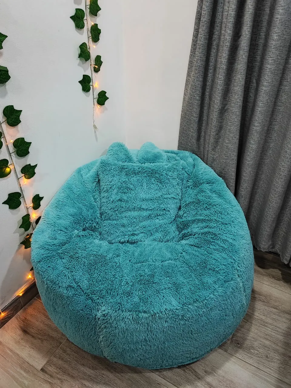 Detalle de tela y costura artesanal de puff Shekina